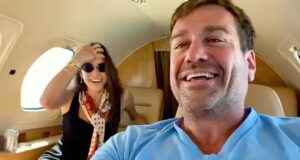 En daarom moet de gordel om in het vliegtuig…