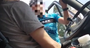 Boze wielrenner komt verhaal halen bij automobilist…