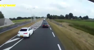 Haalt er nog even eentje snel door de berm een vrachtwagen in…