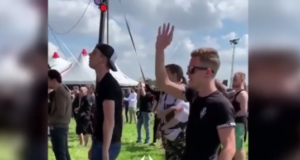 Als er eindelijk hun favoriete nummer gedraaid wordt…