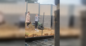 Haar vriendin kon het niet laten om even een geintje uit te halen…