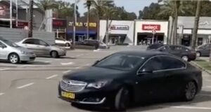 Automobilist krijgt zijn verdiende loon op de parkeerplaats…