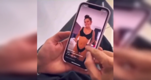 Zat hij net even lekker te genieten van al het moois op TikTok…