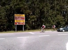 Wielrenner wordt keihard van fiets gereden omdat hij geen richting aan geeft…