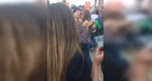 Gezellig samen met haar vriend naar een festival…