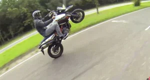 Motorrijder heeft geen zin in politie en gaat er vandoor….