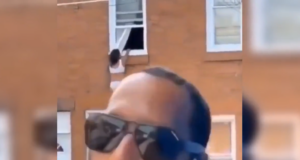 Jongedame hangt er niet zo handig bij na net bijna betrapt te zijn door de vrouw des huizes…