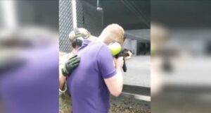 Deze gast denkt wel even met een half automatische AK47 te kunnen schieten…