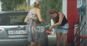 Deze twee dames hebben nogal moeiten om even te tanken…