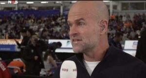 Schaatsster trekt per ongeluk meer uit dan haar schaatspak…